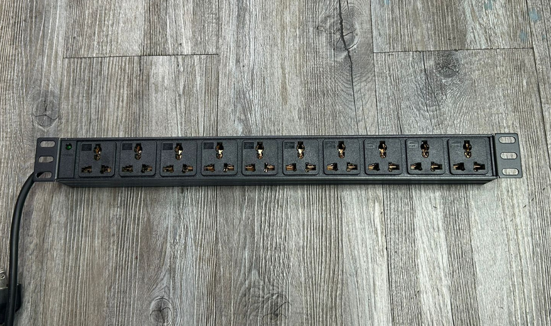 Regleta PDU horizontal para rack de 10 salidas universales