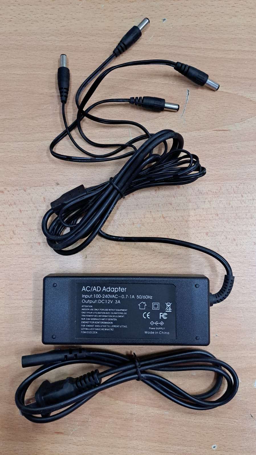Adaptador 12Vdc 3A con cable de alimentación de 4 salidas