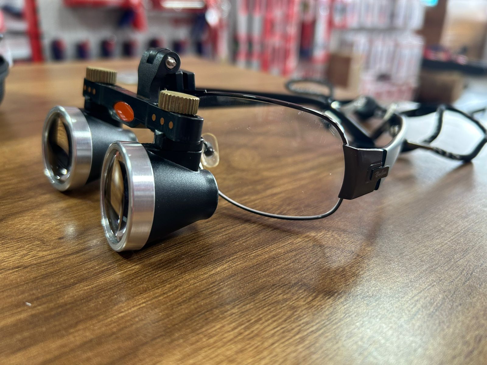Lupa binocular médica