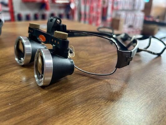 Lupa binocular médica