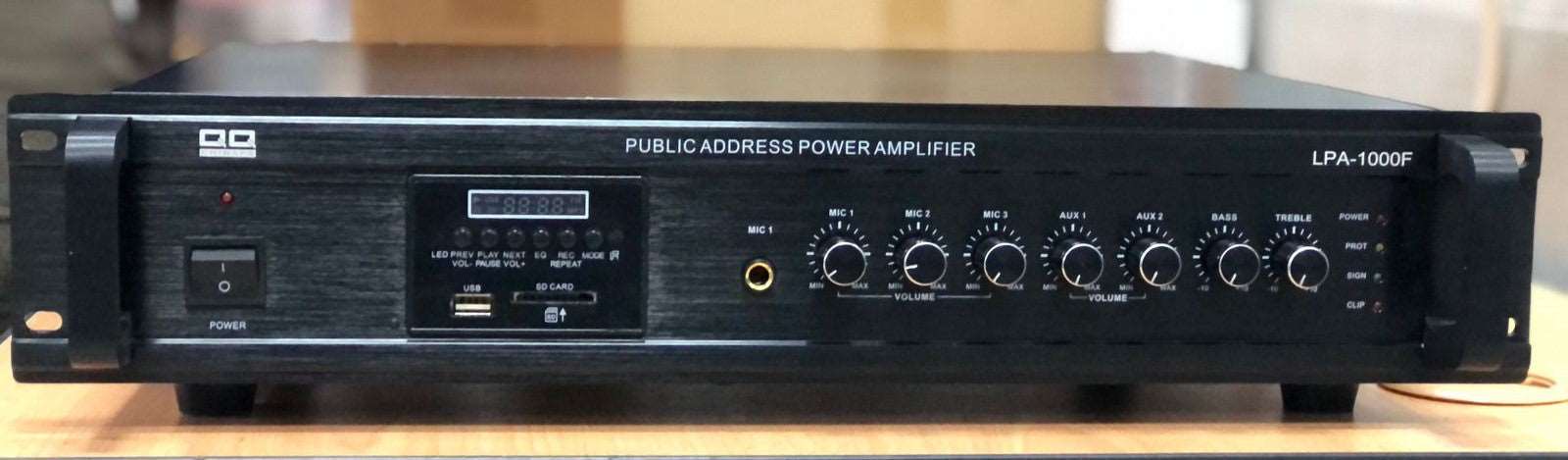 Amplificador de PA de 1000W, salida de 70-100V, USB/ SD/ FM/ Bluetooth, Pantalla LCD, control remoto, montaje en rack, 220VAC – LPA-1000F - LA CASA DEL TELEFONO