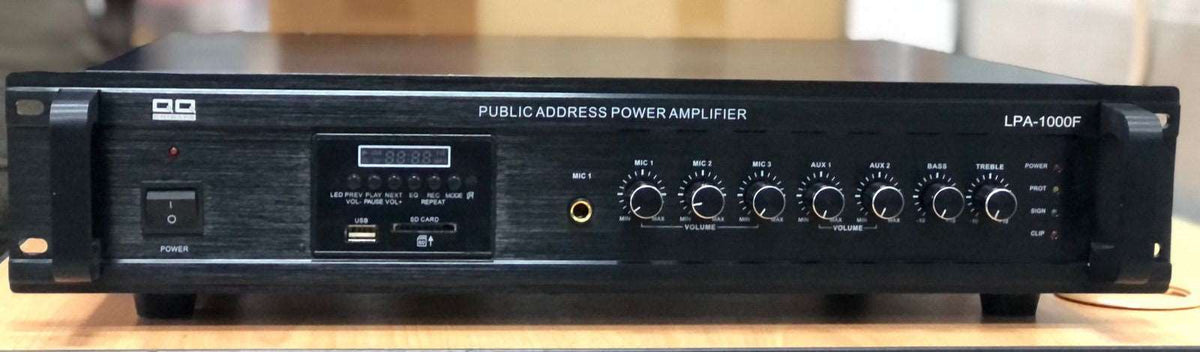 Amplificador de PA de 1000W, salida de 70-100V, USB/ SD/ FM/ Bluetooth, Pantalla LCD, control remoto, montaje en rack, 220VAC – LPA-1000F - LA CASA DEL TELEFONO