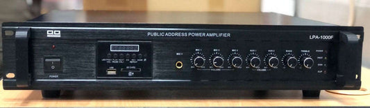 Amplificador de PA de 1000W, salida de 70-100V, USB/ SD/ FM/ Bluetooth, Pantalla LCD, control remoto, montaje en rack, 220VAC – LPA-1000F - LA CASA DEL TELEFONO