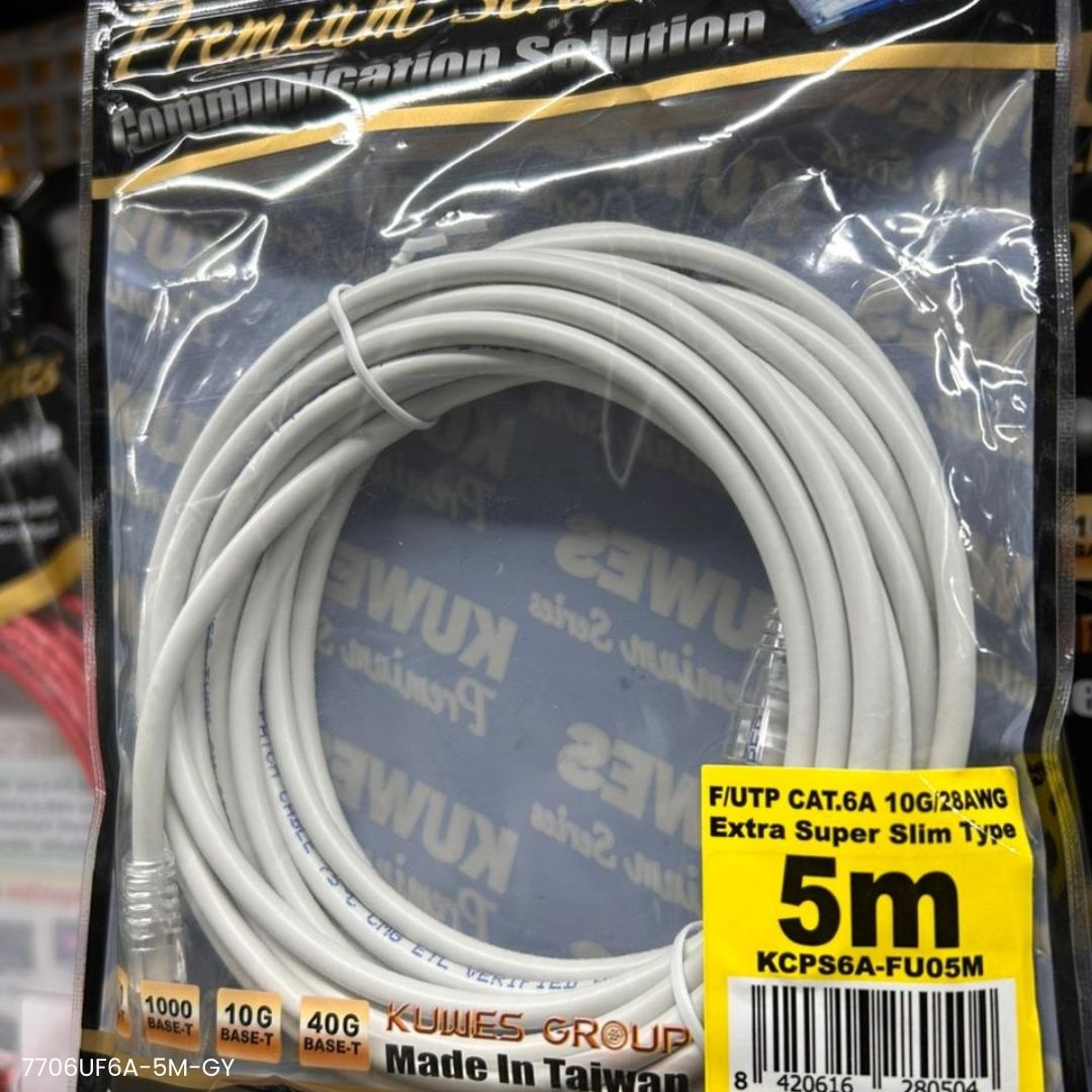 Patch cord CAT6A slim Kuwes KCPS6A-FU05M 5m gris para rack y patch panel 