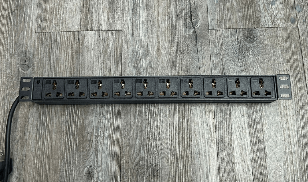 Regleta PDU horizontal para rack de 10 salidas universales - LA CASA DEL TELEFONO
