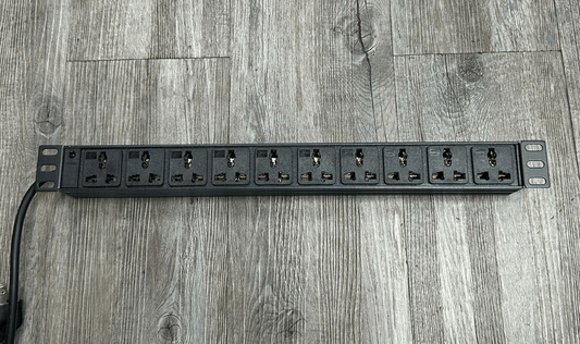 Regleta PDU horizontal para rack de 10 salidas universales - LA CASA DEL TELEFONO