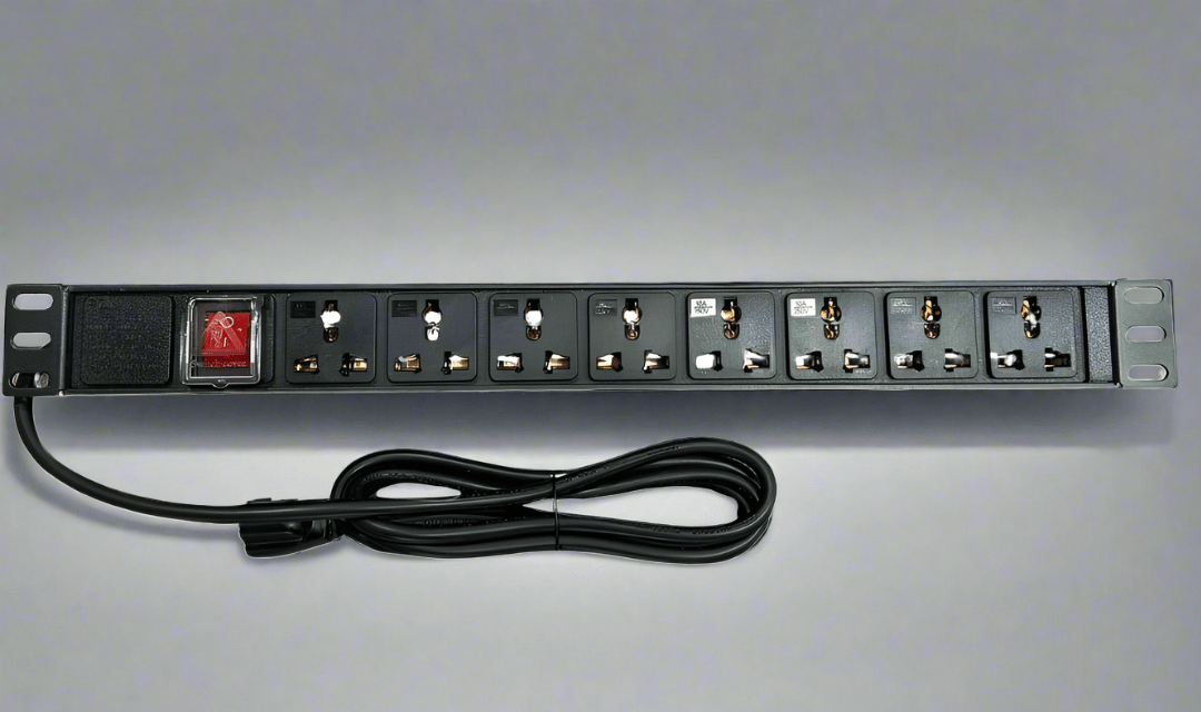 Regleta PDU horizontal para rack de 8 salidas universales - LA CASA DEL TELEFONO