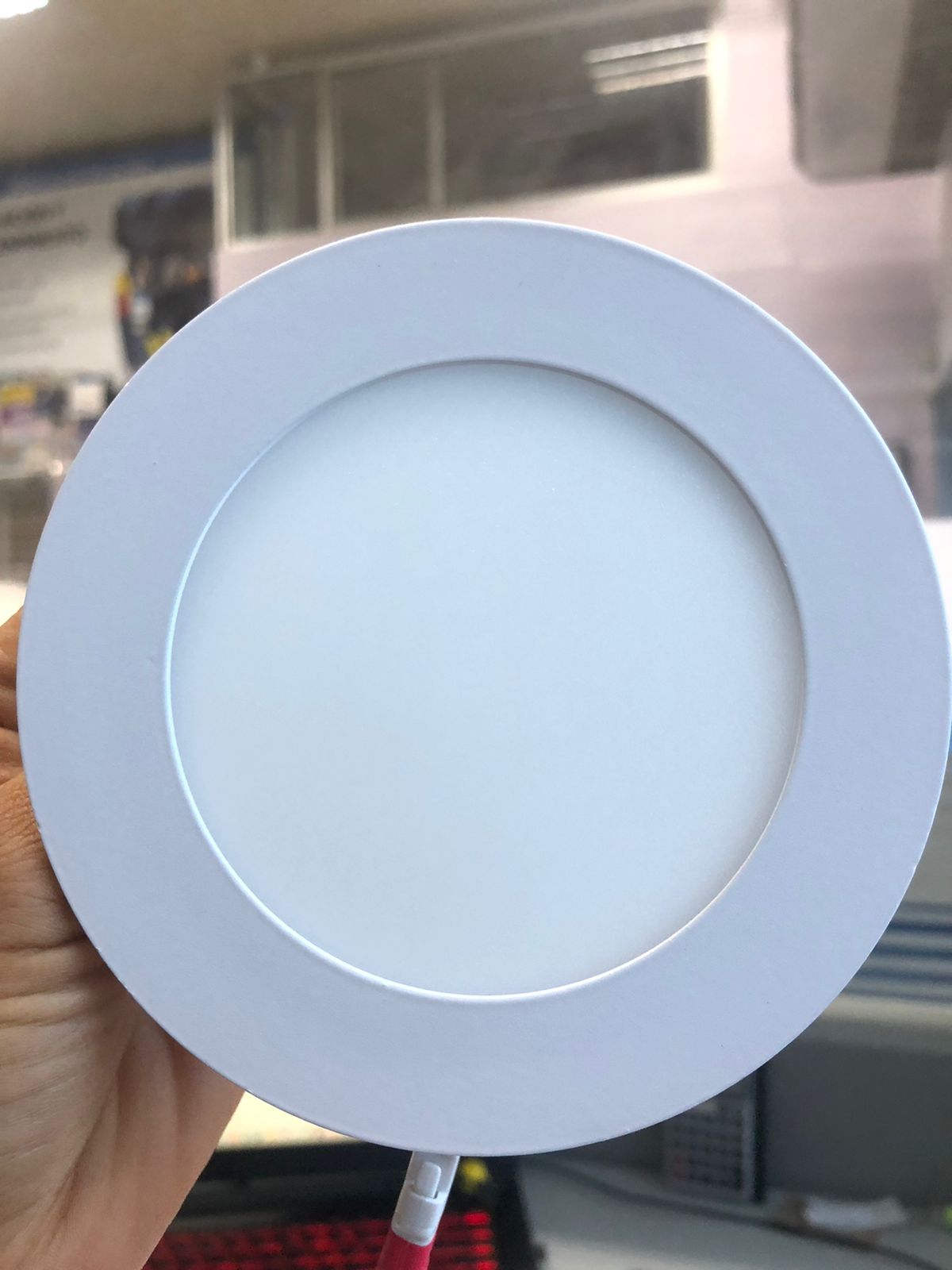 Panel LED redondo de 6 watts, luz amarilla, empotrable, acabado en color blanco, 100-277V – TekLed 165-036051