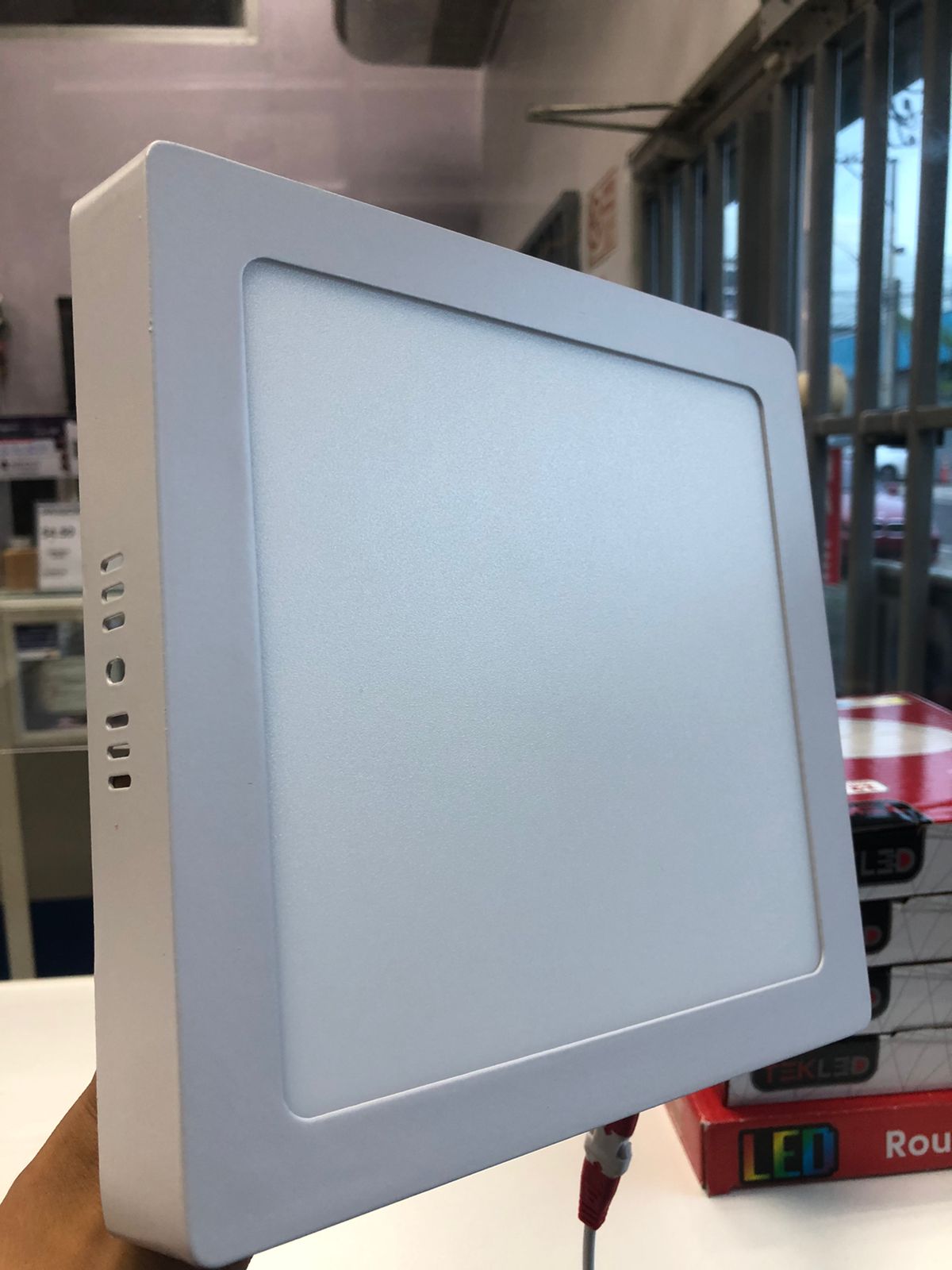 Panel LED cuadrado de 18 watts, luz neutra, superficial, acabado en color blanco, 85-265V – TekLed 165-03963