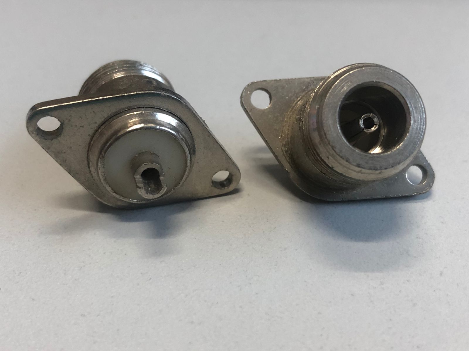 Conector N hembra para montaje en chasis – CM62