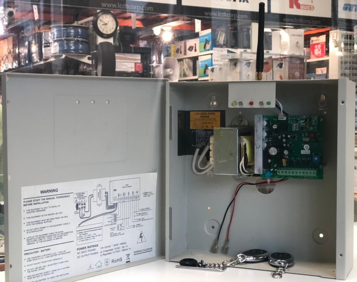 Fuente de poder tipo caja con salida dual (13.7V & 12Vdc), respaldo de batería y control remoto inalámbrico para apertura de puerta – AD-2322 APO - LA CASA DEL TELEFONO