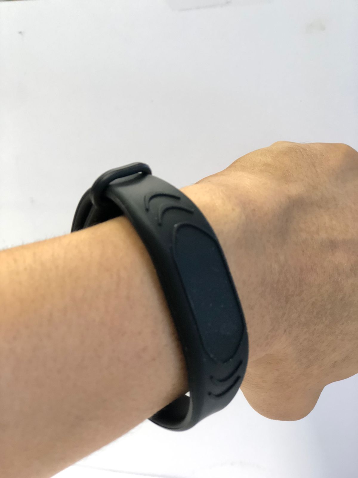 Pulsera de proximidad negra, opera en 125Khz – Sbracelet2